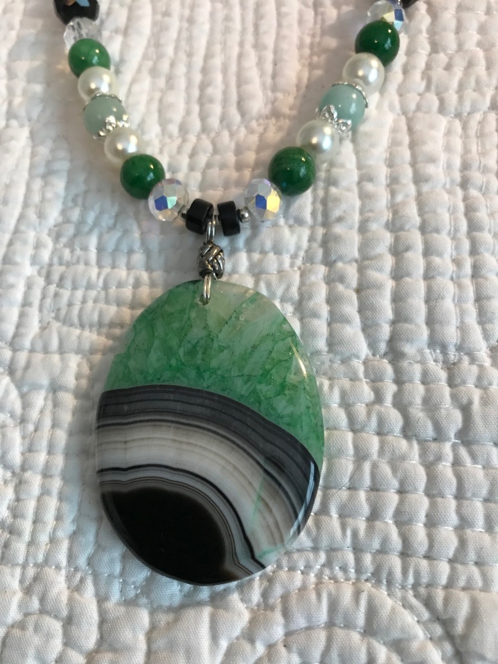 “Emerald Eclipse”: Artisan necklace - Picture 4 of 16